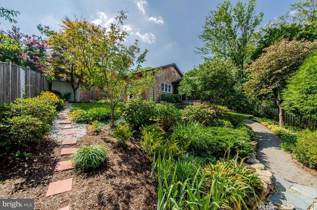 Building Photo - 628 Tazewell Rd NW