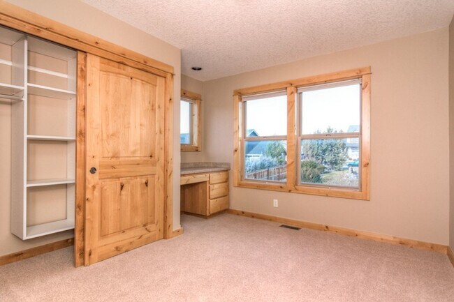 Building Photo - Award-winning, custom-built home in the highly-desired Cascade View Estates