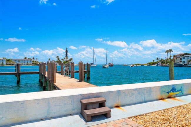 Building Photo - 2508 Bay Dr