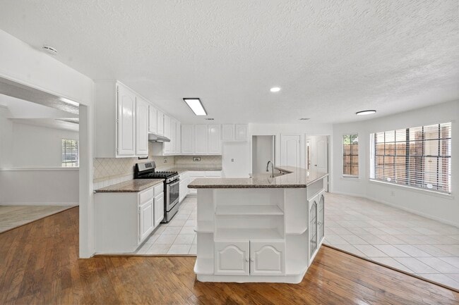 Building Photo - 2406 Parkwood Ln