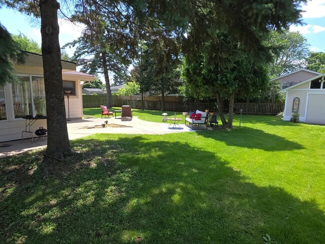 Building Photo - Updated 3 bedroom 2 bathroom Oak Creek ranch