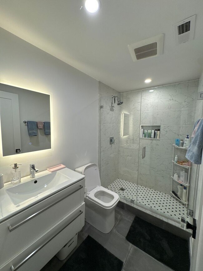 Building Photo - 4bed/2 bath in Brookline
