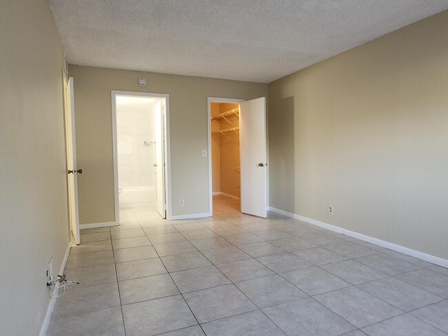 Building Photo - 545 Trace Cir