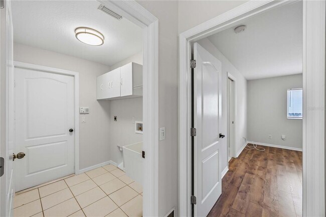Building Photo - 2260 Mistleto Ln