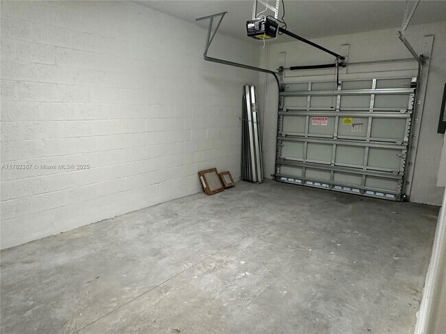 Building Photo - 822 SW 11th Ter