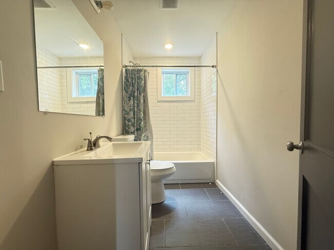 Building Photo - Four-Bedroom House in Parkville