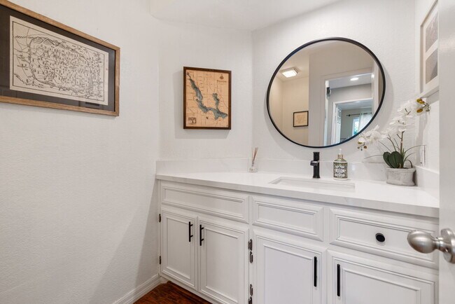 Building Photo - 43911 La Carmela Dr