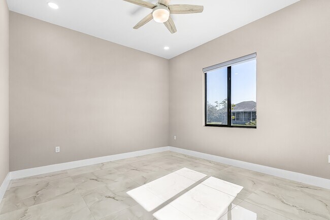 Building Photo - 1720 NE 14th St