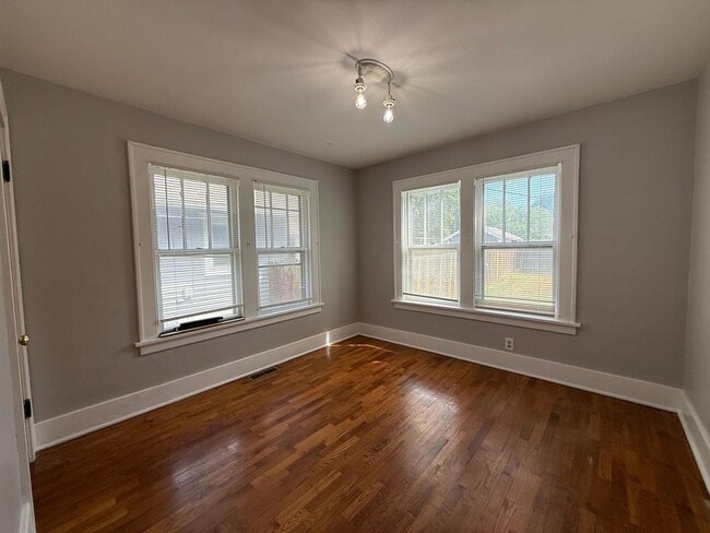 Building Photo - 3 bedroom 1 bath near downtown