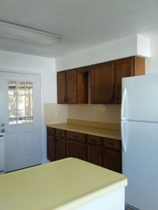 Building Photo - Bungalow Located Just Outside of Town