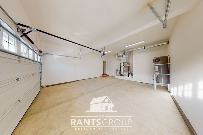 Building Photo - Beautiful Newer Construction!  Easy I5 acc...