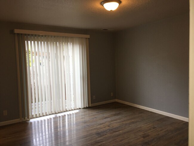 Building Photo - Spacious home in desirable neighborhood in Creswell, OR.