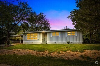 Building Photo - Charming 4 Bedroom, 2 Bathroom house