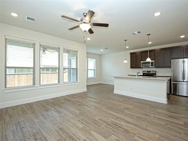 Building Photo - 415 Parkline Dr