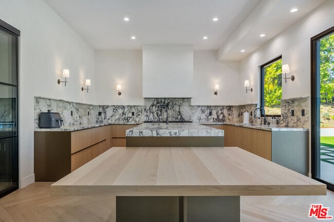 Building Photo - 12001 Crest Ct