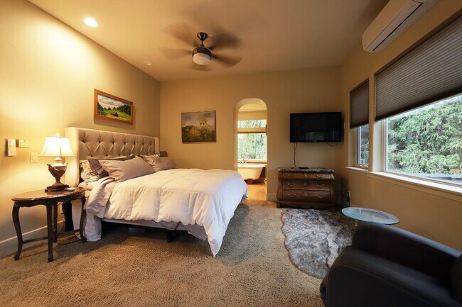 Building Photo - Don't miss this amazing opportunity to rent a higher end home nestled in the trees in the coveted...