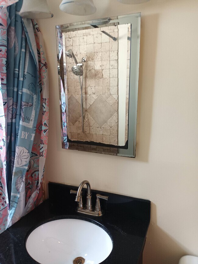 Building Photo - 471 Logan Ave