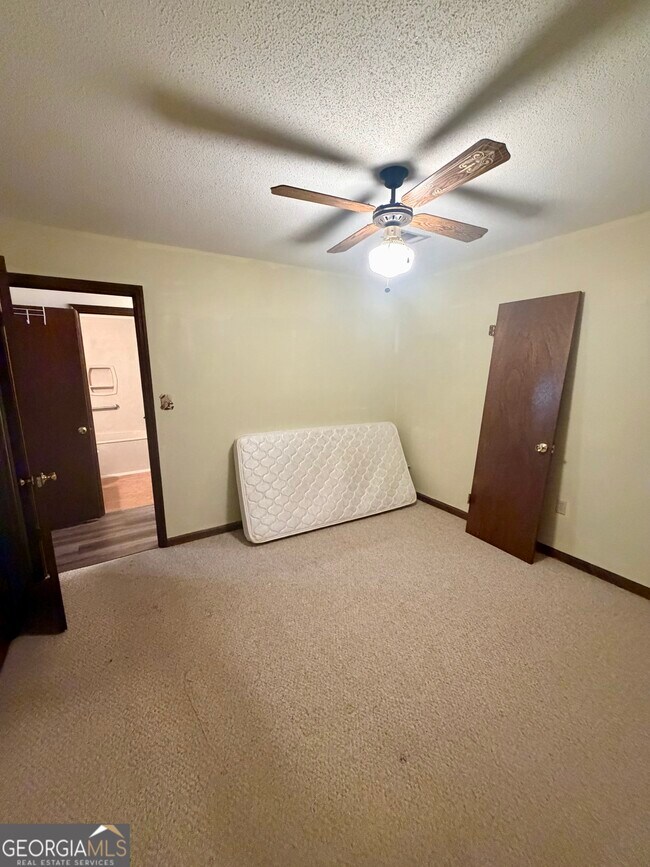 Building Photo - 131 Foxwood Cir