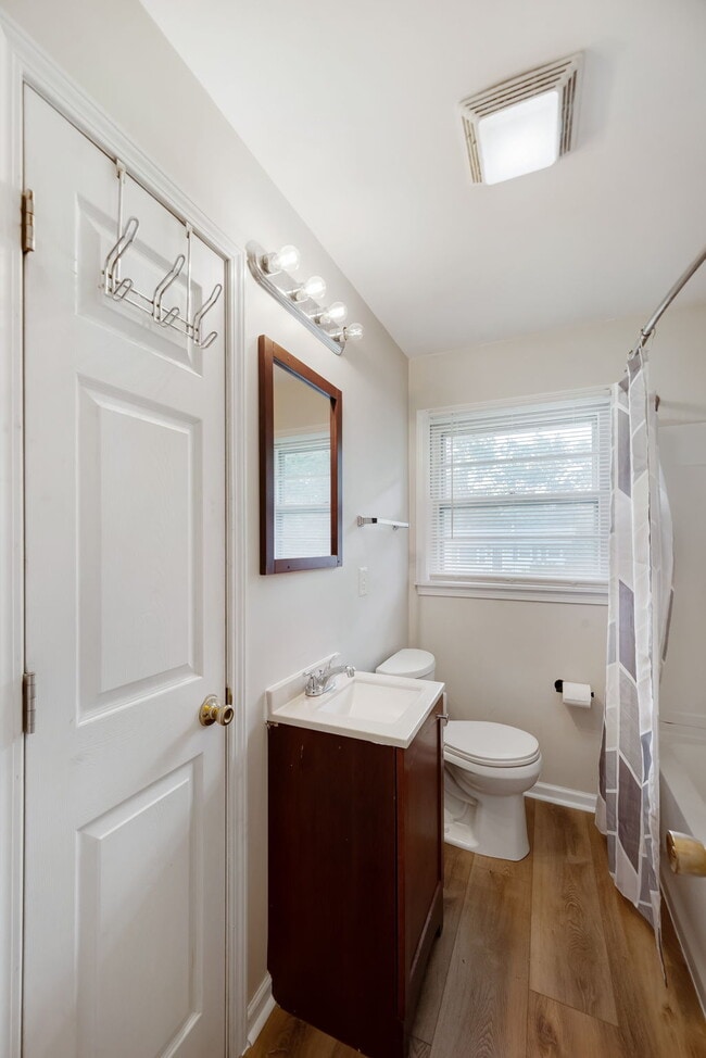 Building Photo - 45 Barton Pl