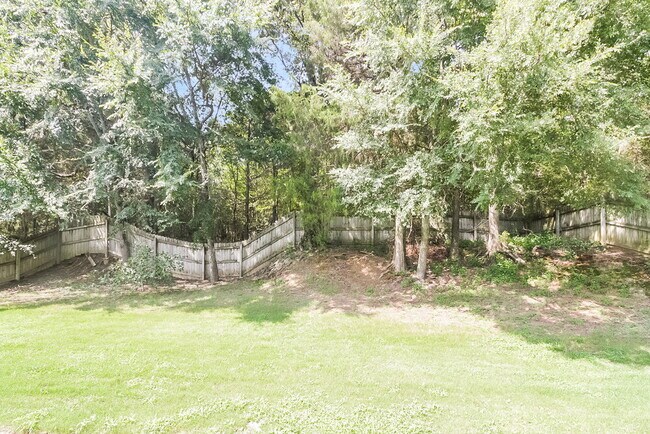 Building Photo - 495 Oakland Hills Dr