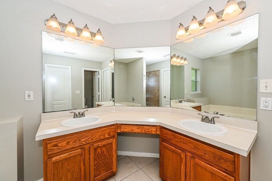 Building Photo - 14027 Crestwick Dr W