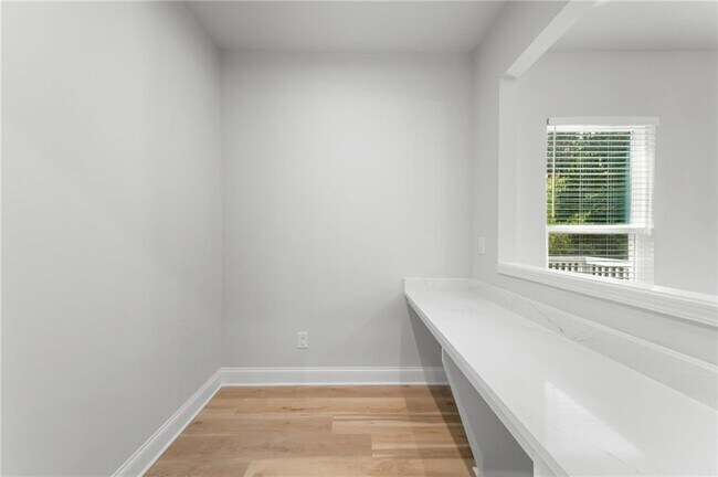 Building Photo - 96 Fairway Dr