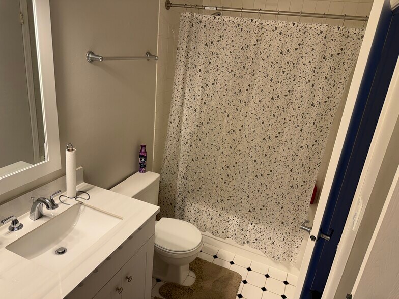 Building Photo - 424 Tanglewood Ct