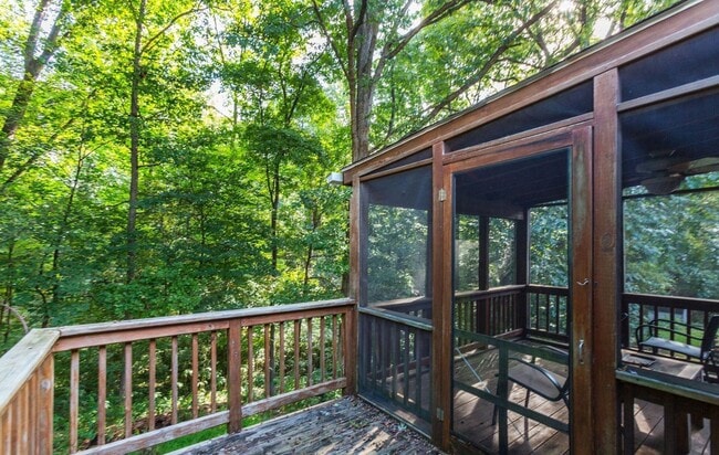 Building Photo - Absolutely Gorgeous Rambler in Great Location!