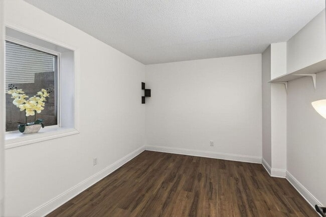 Building Photo - Newly Remodeled 2Bed 1Bath Townhome in Prior Lake!