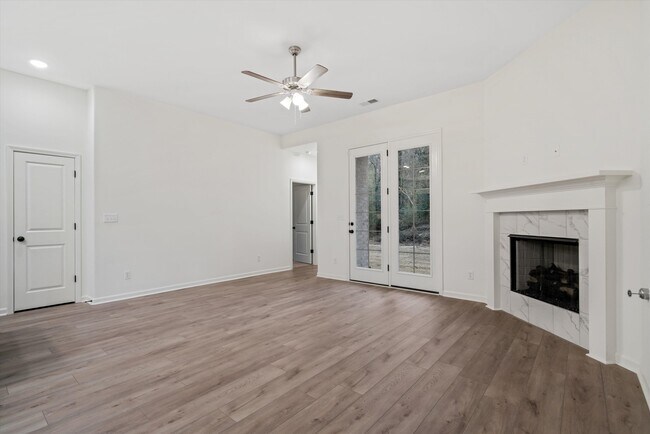 Building Photo - 300 Maple St