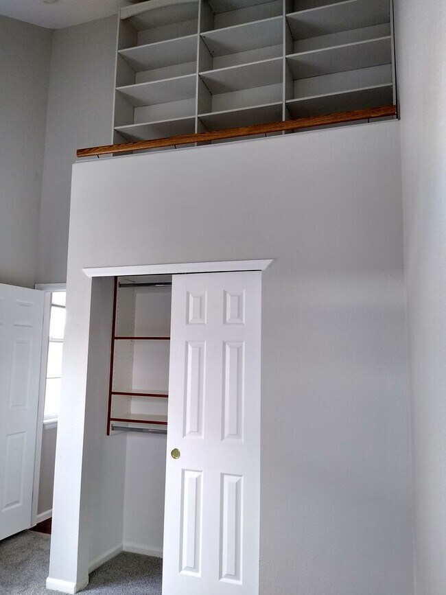 Building Photo - Stunning Highlands Ranch Townhome