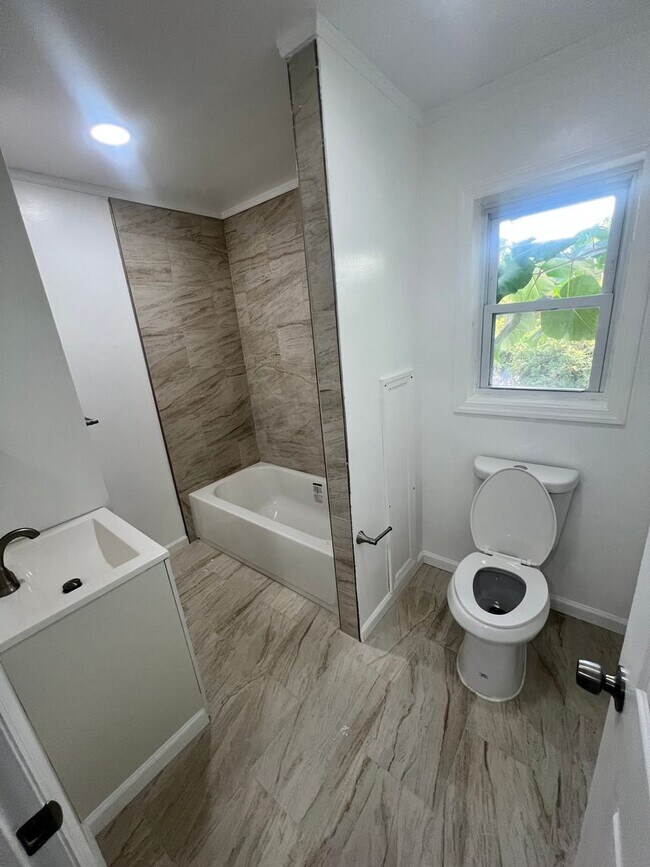 Building Photo - 22 1/2 Seward Ave