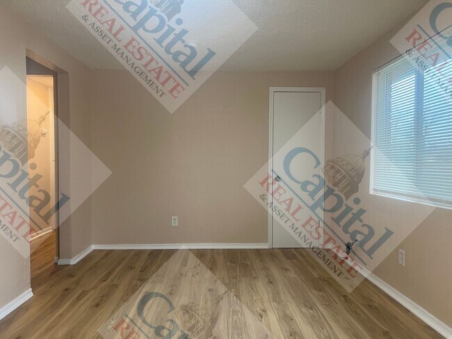 Building Photo - Charming 3 Bedroom