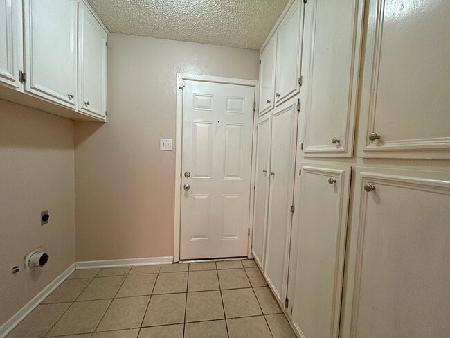 Building Photo - 1404 E Vardeman Ave