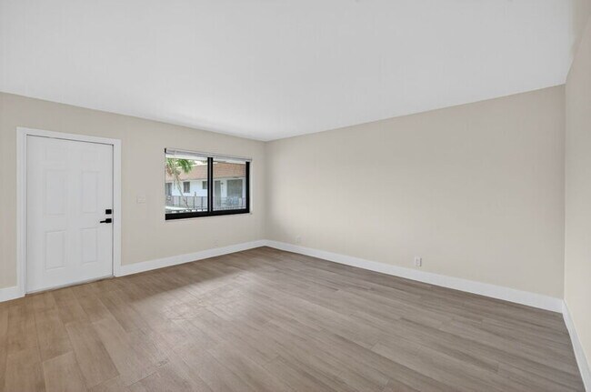 Building Photo - 615 NE 26th St