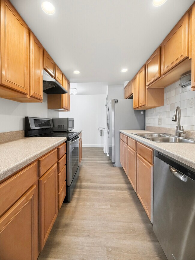 Building Photo - 6340 Americana Dr