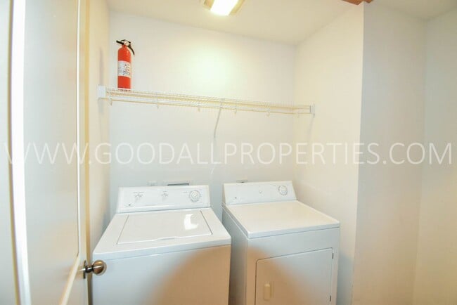 Building Photo - 2-Bedroom, 2-Bath Urbandale Townhome with 2-Car Attached Garage