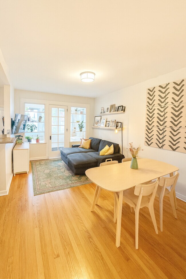 Building Photo - 1340 W Byron St