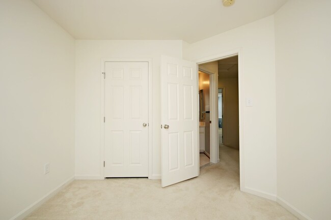 Building Photo - Pet Friendly End-unit Pantops Townhome (Ap...