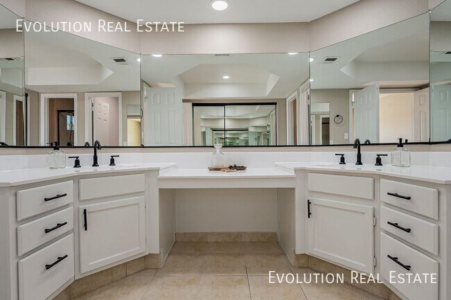 Building Photo - 2033 S Paseo Loma