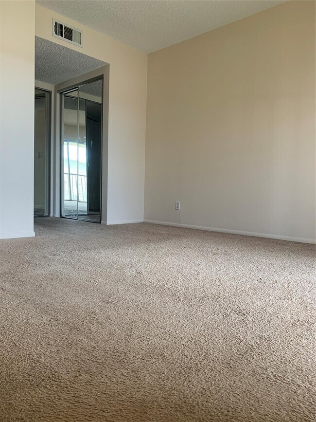 Building Photo - 1560 SE Royal Green Cir