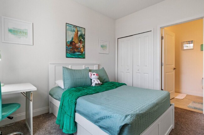 Building Photo - Welcome home to this gorgeous 4 bed 4 bath pool home!