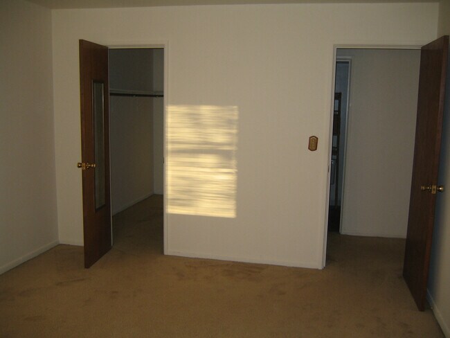 Building Photo - 1301 S Finley Rd