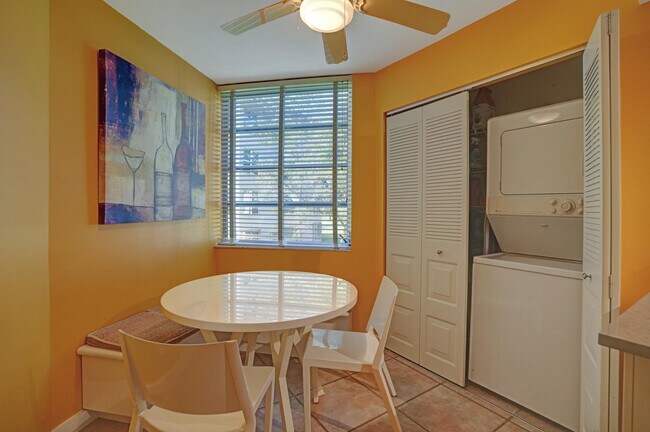 Building Photo - 1831 Sabal Palm Dr