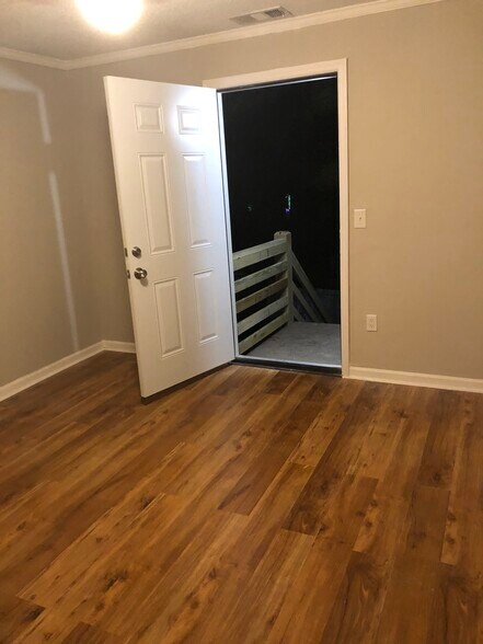Apt. D Bed/Living Space w/ Private Entrance - 1107 E Anderson St