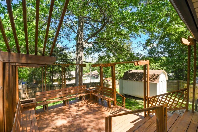 Building Photo - 721 Montego Dr
