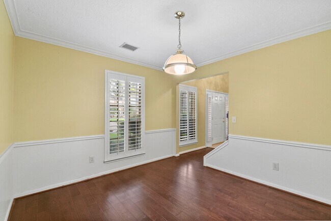 Building Photo - Freshly Painted Beauty with Spacious Outdo...