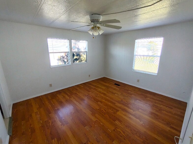 Building Photo - 900 9th Ave E