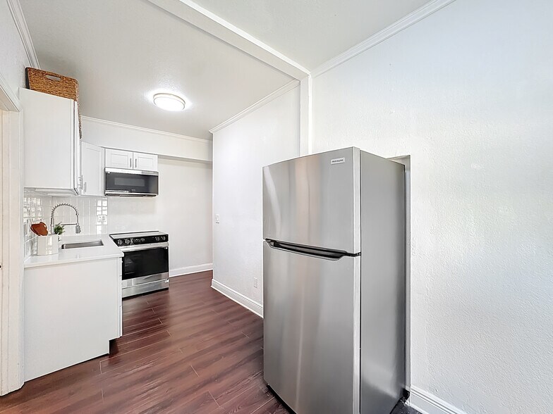 Eating Alcove - 518 Biscayne Dr