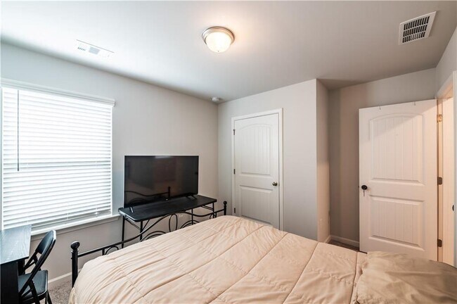 Building Photo - 4700 Blake Lp